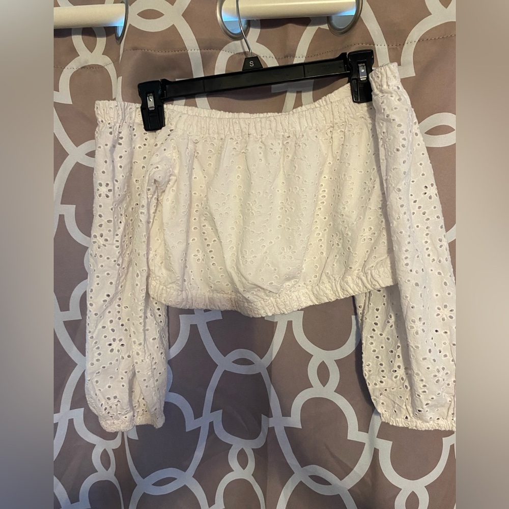 New Venus top in size small ! In color white Crop top and off the shoulder.